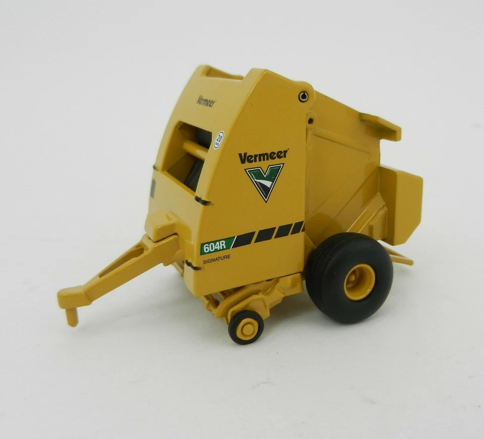 NEW! SpecCast 1:64 VERMEER Model 604R Round Hay Baler with Hay Bale *NIB* - Image 3 of 4