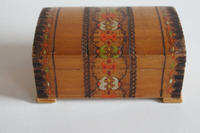 EINE SCHÖNE HANDBEMALTE SCHMUCKSCHATULLE AUS HOLZ MIT KUPPELPLATTE.