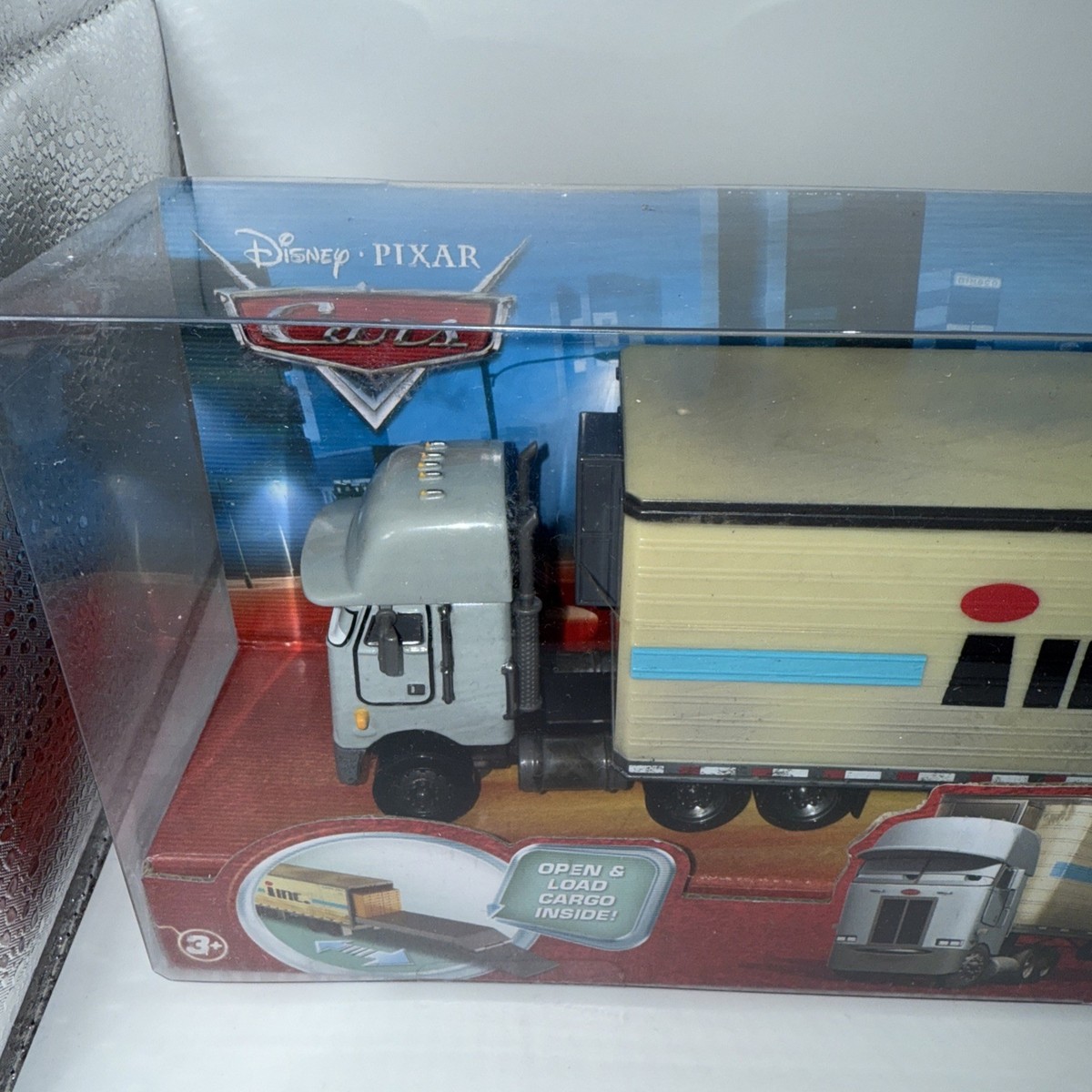Disney Pixar Cars Chet Boxkaar Semi Truck Hauler Diecast 1:55