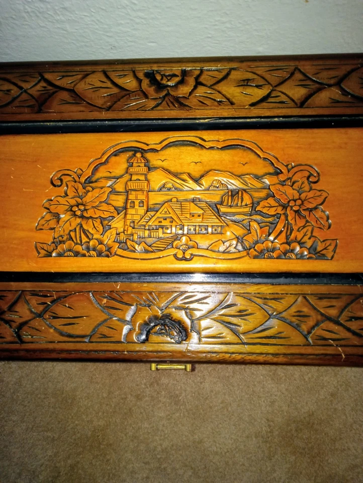Cofre asiático vintage exquisitamente tallado a mano de madera de alcanfor dos tonos Foto 4 de 4