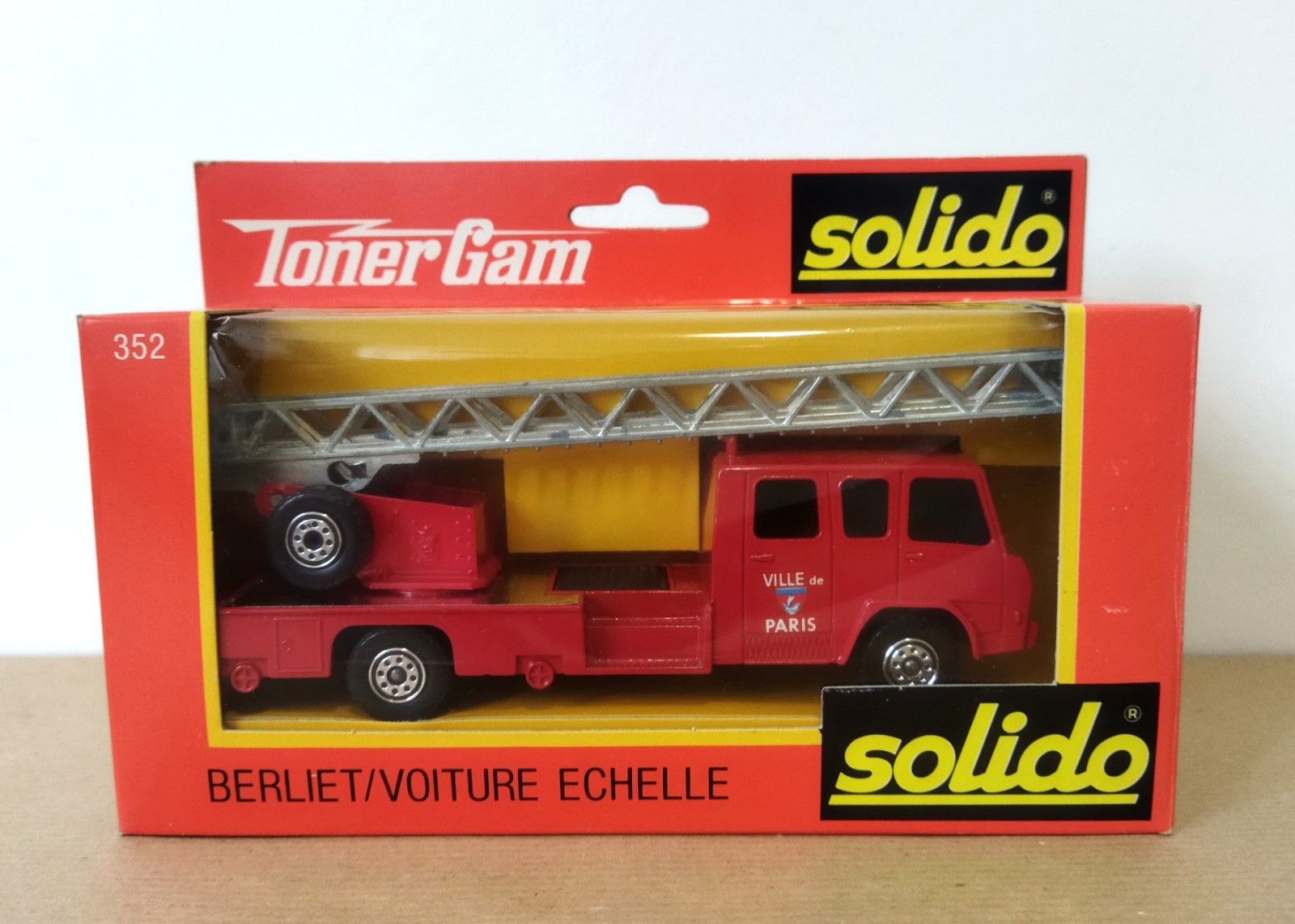 Camion Berliet Solido 1/43 décor de bureau rétro pour passionné d'histoire automobile