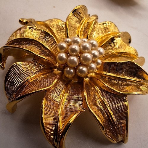 Vintage 80’s AVON Pearl Cluster Gold Tone Flower Brooch and Clip Earrings - Bild 7 von 7