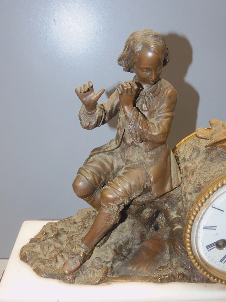 -ANCIENNE PENDULE A POSER MARBRE BLANC SUJET BRONZE XIXe jus de grenier D - Photo 3/4