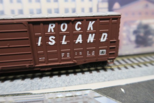 WALTHERS HO SCALE ROCK ISLAND RI 27326 50' WAFFLE SIDE BOX CAR WITH KADEE'S! - Picture 17 of 18
