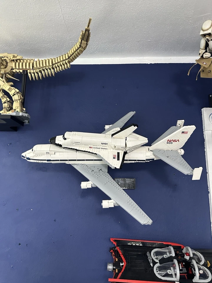 Expositor de montaje en pared para aviones portaaviones LEGO Icons Foto 3 de 4