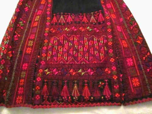 50+ Years Old Vintage Afghan Handcrafted One-of-a-Kind Baluchi Embroidered Dress - 第 9/13 張圖片