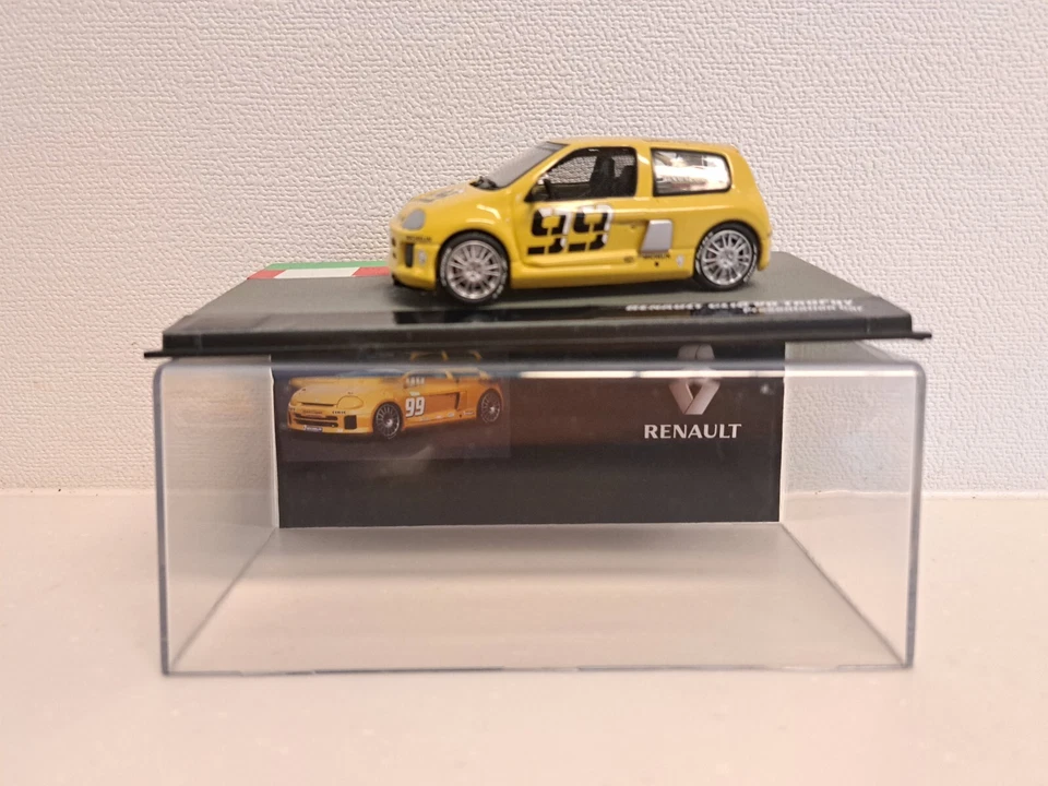 1:43 UNIVERSAL HOBBIES EAGLE RACE RENAULT CLIO SPORT V6 TROFEO PRESENTACIÓN COCHE Foto 2 de 4