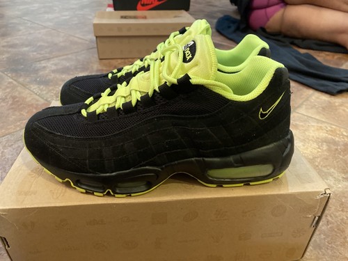 airmax 95 black volt