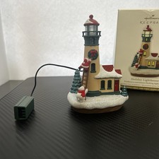 .Hallmark 2012 Keepsake Ornament HOLIDAY LIGHTHOUSE.Magic Cord.polar bear.flash