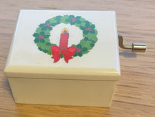 Music Box Company Hand Crank We Wish You a Merry Christmas Wreath w/ Candle