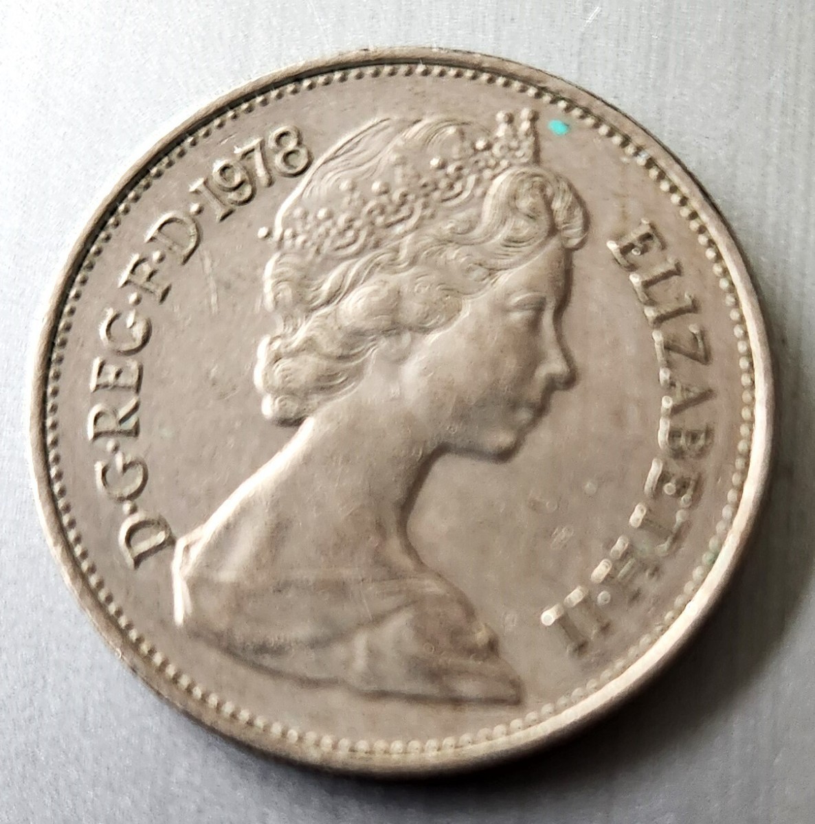 ＱＵＥＥＮ　ＥＬＩＺＡＢＥＴＨ　ＴＨＥ　ＳＥＣＯＮＤ NEW PENCE 2 1978 British Coin Queen Elizabeth II D G REG F D