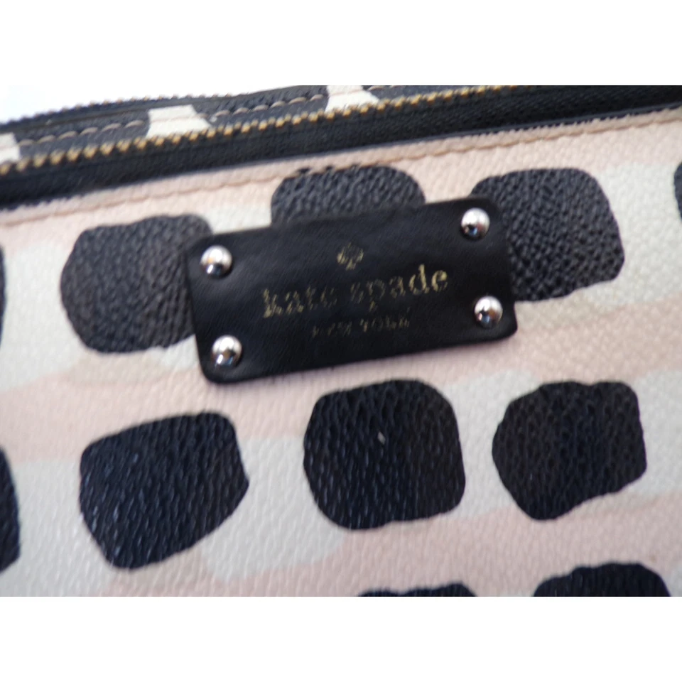 Bolso sin asas Kate Spade Muñequera Beige Negro Lunares Cremallera Usado Interior limpio Foto 2 de 4