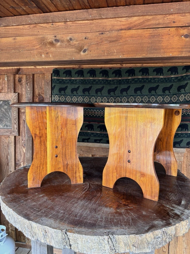 Juego de dos mesas auxiliares de nogal negro a rayas de tigre. madera totalmente natural Foto 2 de 4