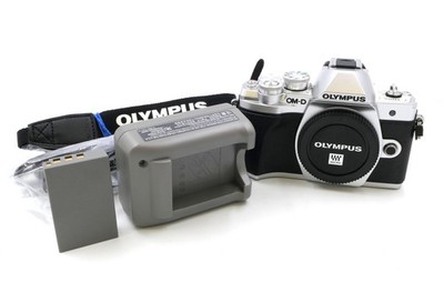 OLYMPUS OM-D E-M10 MARK III SILBER GEHÄUSE, 660 AUSL., NEUWERTIGER ZUSTAND