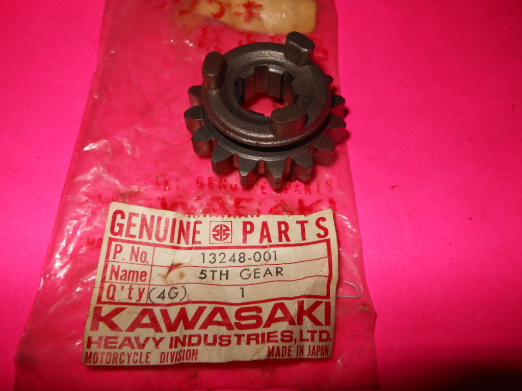 A NOS OEM KAWASAKI KS125 KD125 KE125 5TH OUTPUT SHAFT GEAR