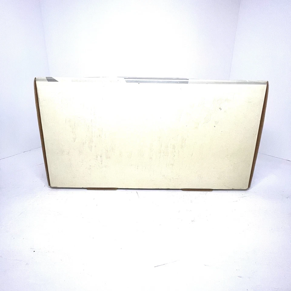 VERY RARE 1/18 UT Models 1998 Chevrolet Corvette Convertible Arctic White - Image 3 of 4