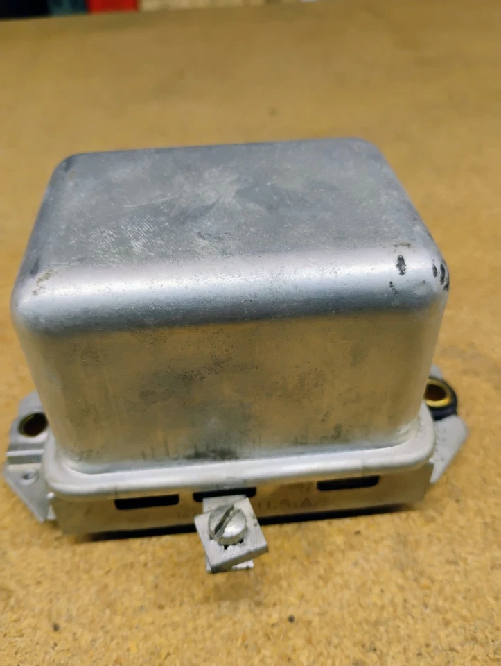 Regulador de voltaje estándar VR204 reconstruido hecho en EE. UU. Foto 2 de 4