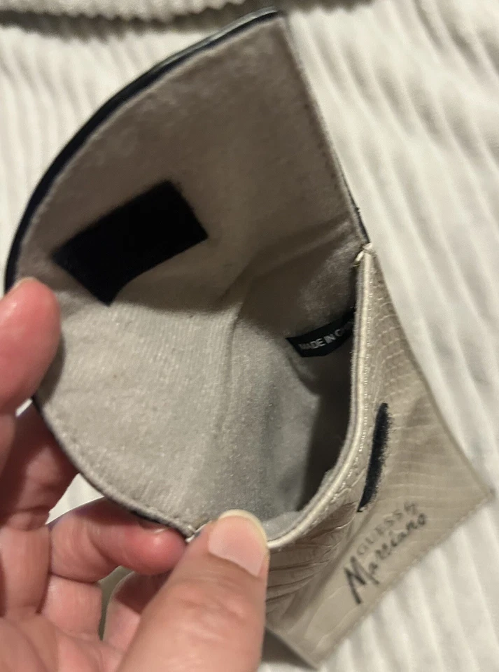 Estuche para gafas Guess By Marciano raro suave deslizante estampado animal Foto 3 de 4