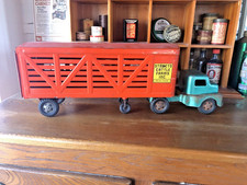 STRUCTO Cattle Farms Red Livestock Tractor Trailer. Vtg Pressed Steel 1950's Toy