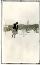 EARLY 20th CENTURY WOMAN Vintage FOUND PHOTO Black And White Snapshot 43 LA 80 A