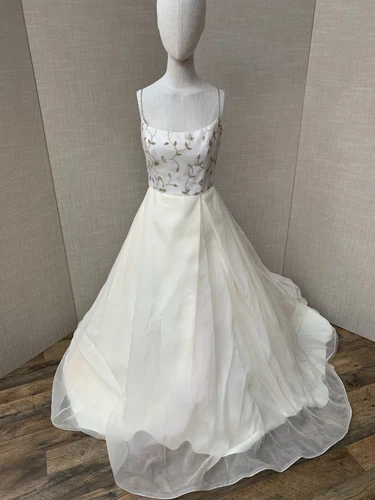 Bridal dress Givenchy wedding gown, silk embroidered leaves motif, sample dress  - Picture 10 of 24