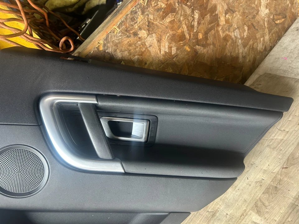 CUBIERTA PANEL MOLDURA PUERTA TRASERA DERECHA LAND ROVER DISCOVERY SPRT OEM Foto 2 de 4