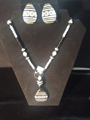 Collar de moda vintage de madera en blanco y negro 27"" largo y colgante 4"" más único - Imagen 2 de 11