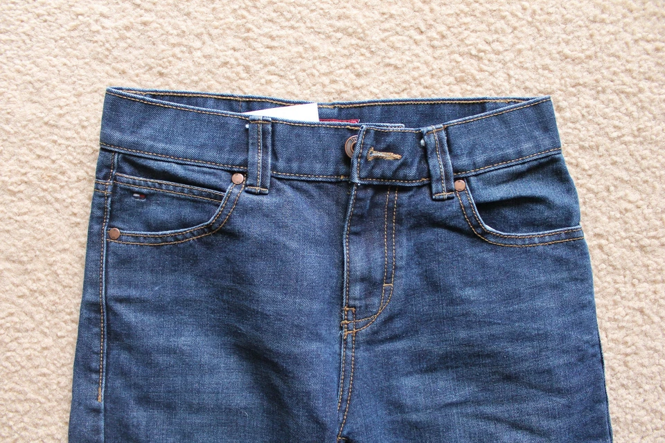 Jeans Tommy Hilfiger para niño azul oscuro mezcla de algodón pierna recta talla 14 Foto 2 de 4