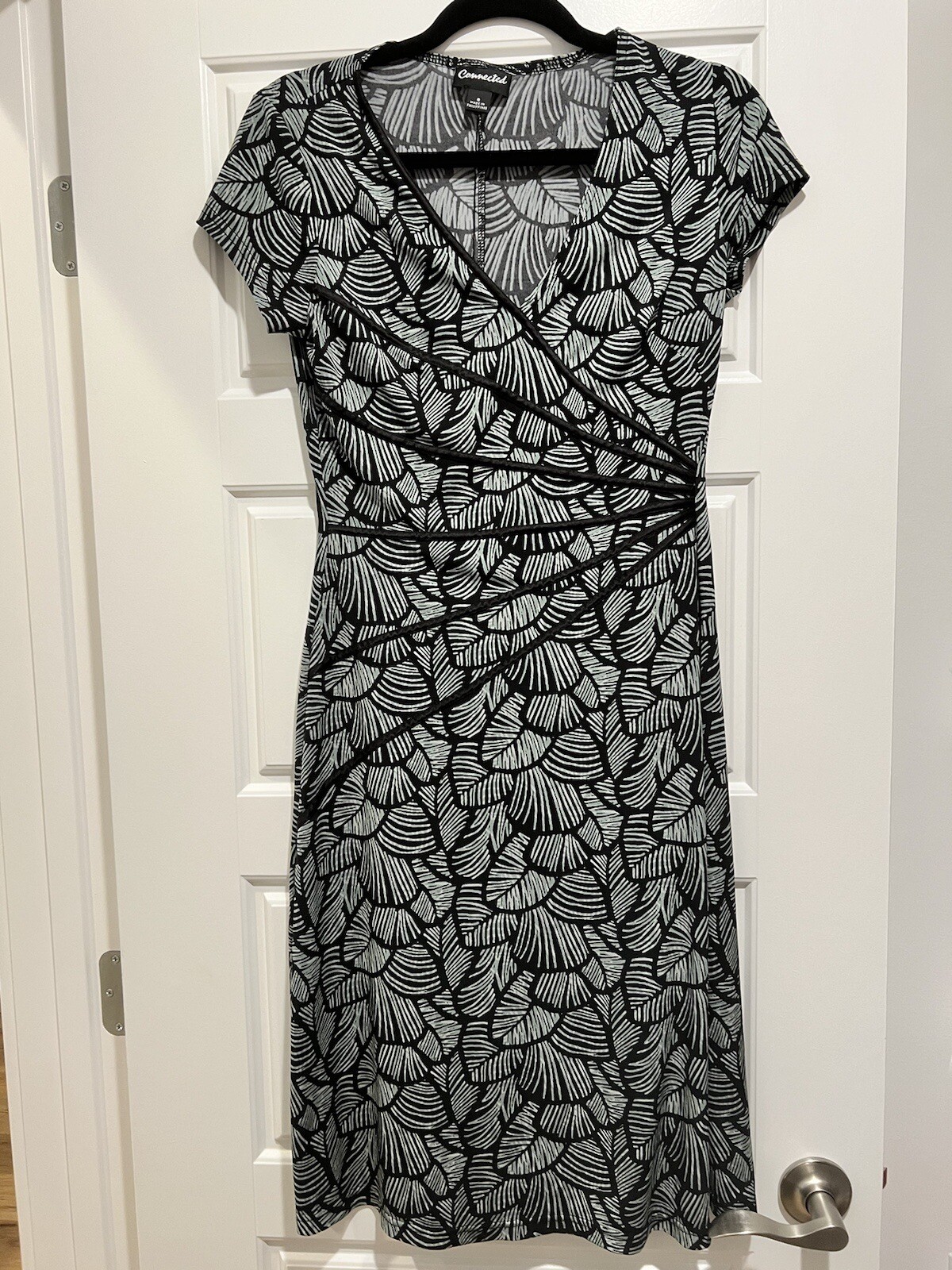 Connected Size 8 Leaf Patterned Cap Sleeve V Neck… - image 1