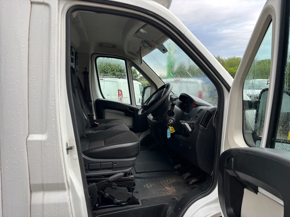 peugeot boxer luton van WITH TAIL LIFT no vat - Image 3 of 4