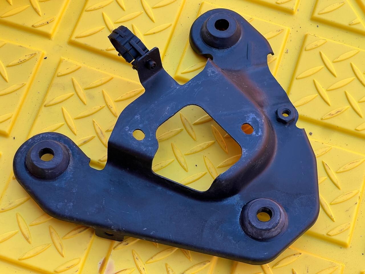 Maserati Ghibli 2017 OEM Front Air Intake Cleaner Box Mount Bracket –70583037