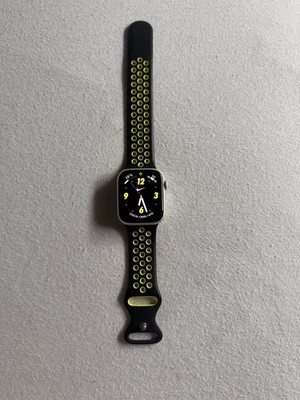Apple Watch Series 8 45mm Aluminiumgehäuse-Silber, Sportarmband