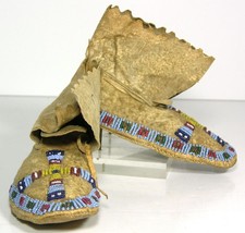 1890s PAIR OF NATIVE AMERICAN CHEYENNE INDIAN BEADED HIDE MOCCASINS YOUTH MOCS