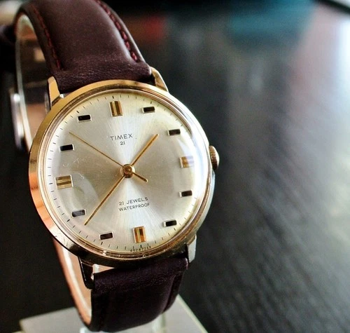 VINTAGE TIMEX 1968 ELEGANT 21J MECHANICAL WIND UP MEN'S GOLDEN BROWN DRESS WATCH