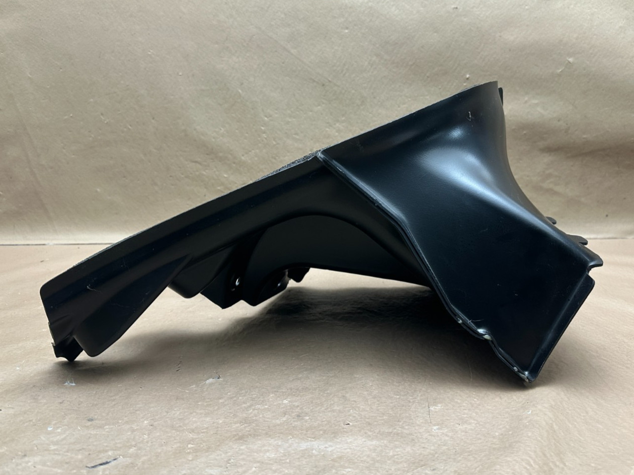 2018-2023 ASTON MARTIN VANTAGE RIGHT RH AUXILIARY RADIATOR AID GUIDE DUCT OEM