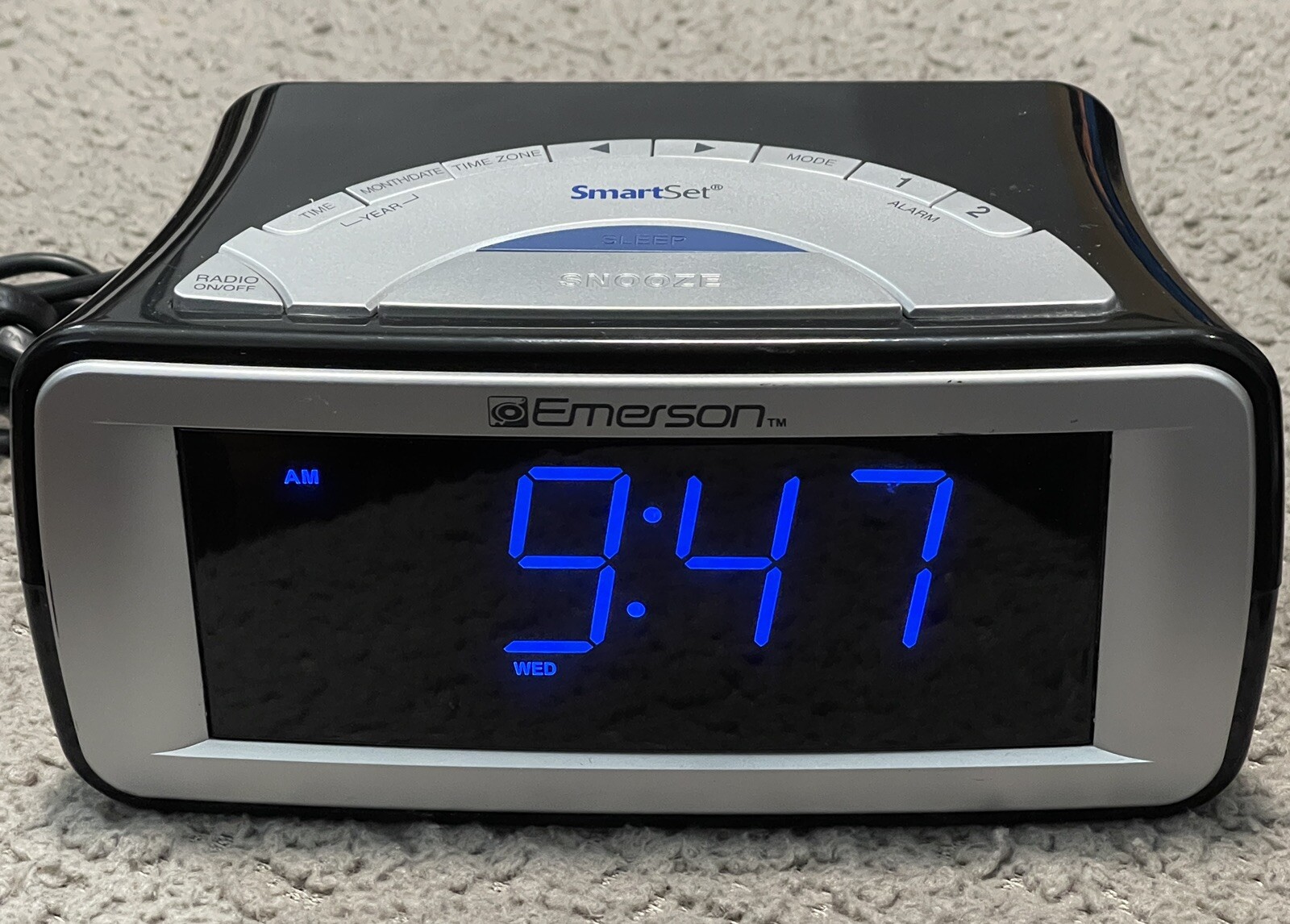 Emerson CKS9031 Smart Set Dual Alarm Clock AM/FM Radio
