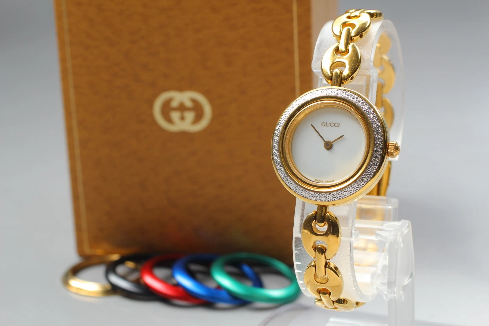 [Presque comme neuve dans sa boîte] Montre Femme GUCCI Diamond Cut Change Lunette 11/12.2 6 Couleurs
