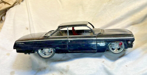 CHEV IMPALA 1962 MAISTO 1/18  SCALE -- NO WINDSCREENS FITTED  -- RESTORE PARTS - Picture 1 of 12