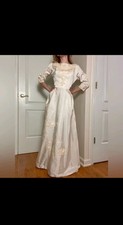 VINTAGE 1960:s Wedding Gown with Raised Embroidered Flowers