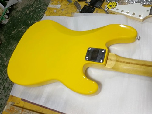 Nuevo Bajo Eléctrico para Zurdos Diapasón de Arce Color Amarillo Cuello de Arce - Imagen 10 de 10