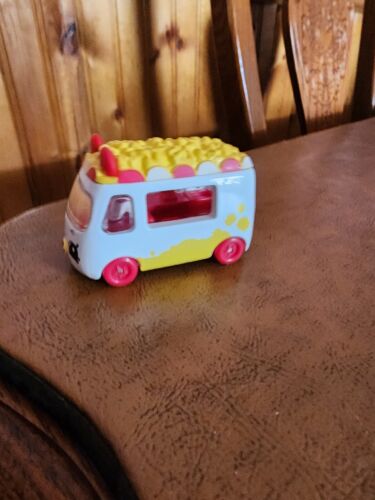 SHOPKINS CUTIE CARS SERIES 1 # 4 POPCORN MOVIEGOER DIE CAST CAR With Figure  - Picture 1 of 5