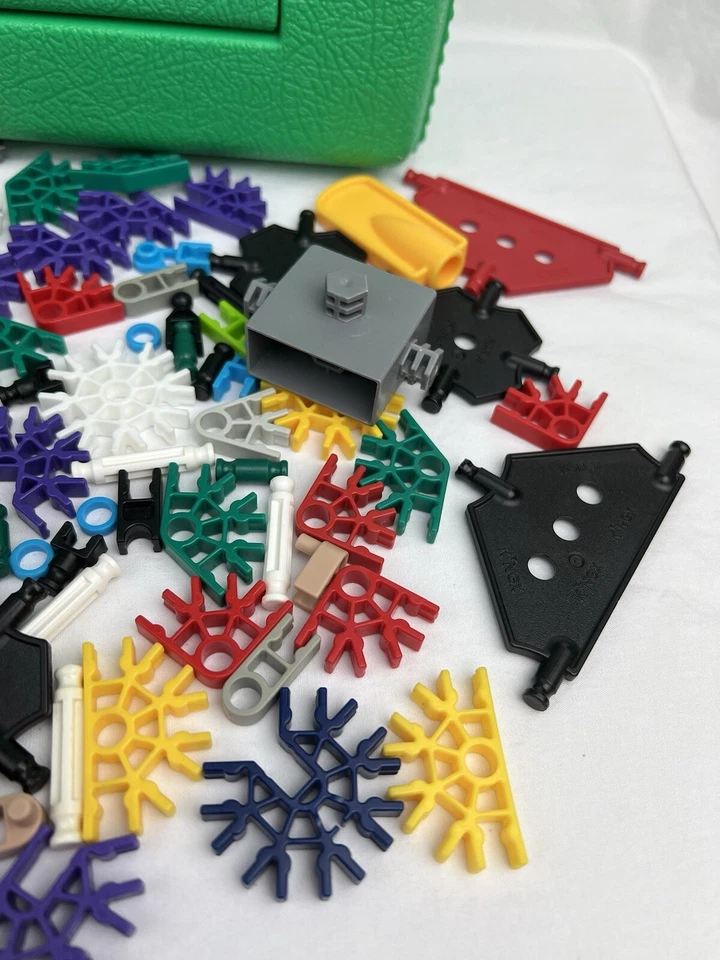 K'NEX 1997 Green Hard Carry Case Organizer +180 Pieces Vintage Toys - Image 2 of 4