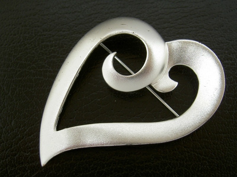 VINTAGE LINDA DANO 1980'S LARGE CURVY OPEN HEART FROSTY SILVER TONE PIN -2.5"