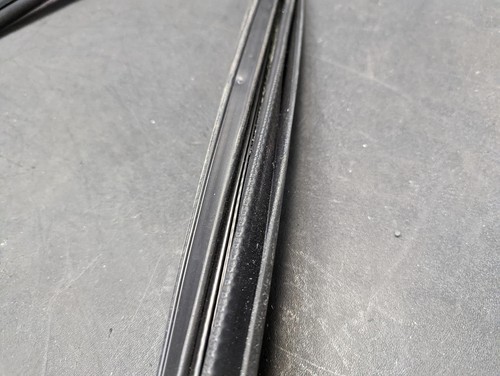 Front Right Door Body Weatherstrip 2017 Chevrolet Camaro 84160282 2016 - 2022 - Picture 4 of 7