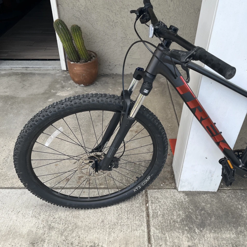 Trek Marlin 5 Gen 3 Mountain Bike Black and Red Size Medium Great Condition - Image 2 of 4