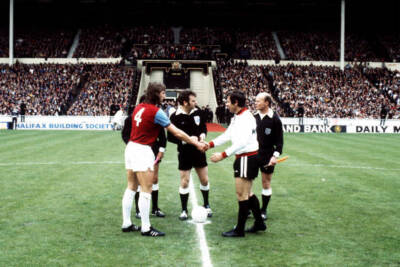 United Captain Billy Bonds Shakes Hands With His Fulham 1975 Old Football Photo