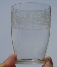 Baccarat - Verre en cristal gravé, modèle Cygne Haut. 9 cm - Diam buvant. 5,5 cm
