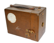 1930 KODAK 50th ANNIVERSARY BROWNIE BOX CAMERA SOLD AS IS