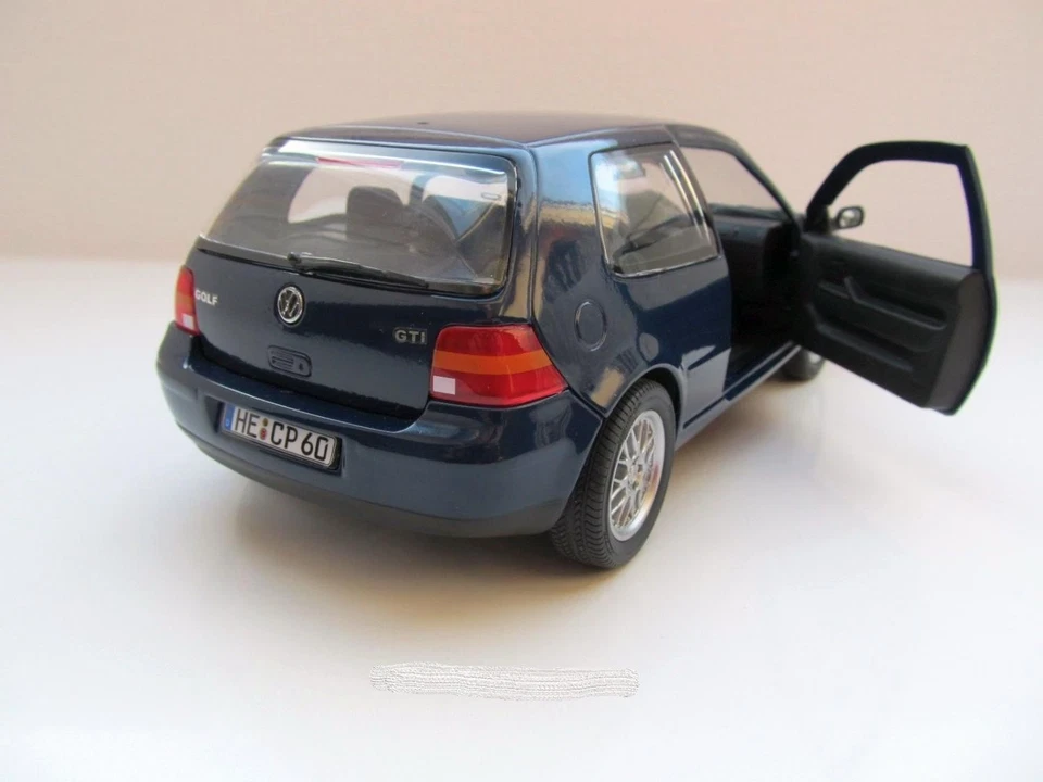 Volkswagen VW Golf 4 GTI Modellino 1:18 Revell Blu 089459092 Nuovo - Immagine 3 di 4