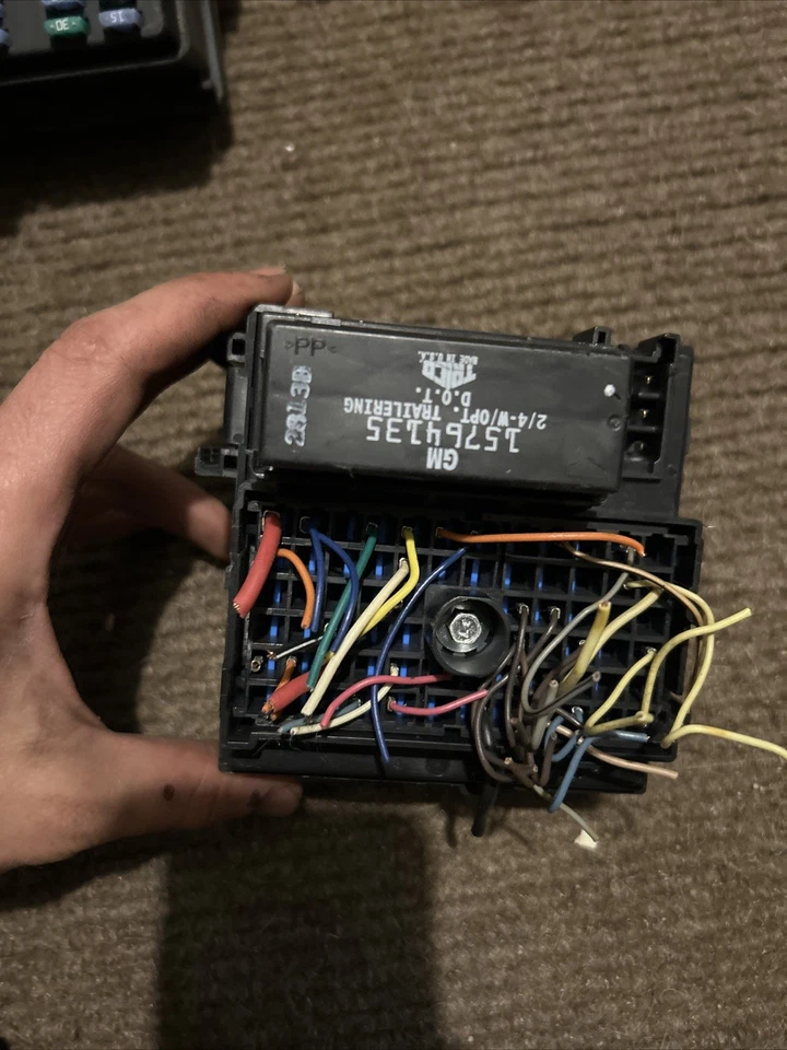 Used Fuse Box fits: 2000 Chevrolet Suburban 1500  Grade A - Image 4 of 4